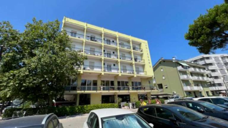 Cesenatico, clienti abbandonati: scoppia sommossa in hotel