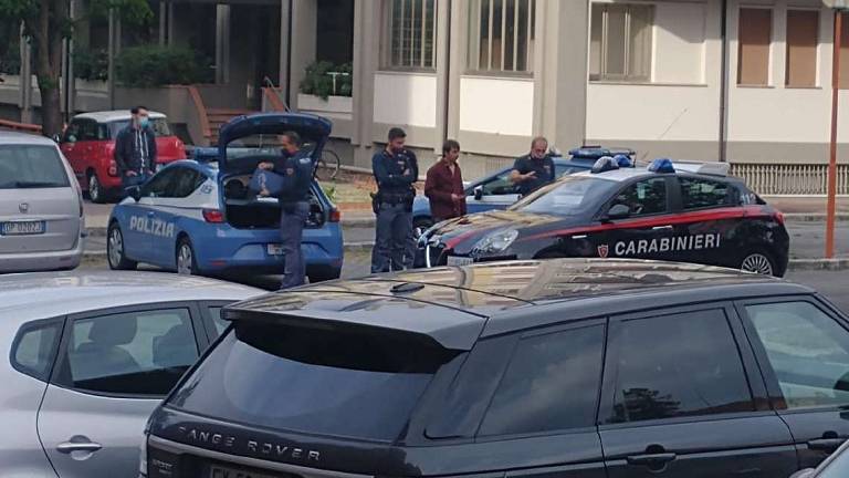 Coltello e monopattino: a Cesena 5 rapine in serie per 2 banditi