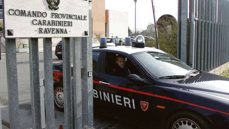 Ravenna, dopo l'urto in macchina le mette le mani al collo