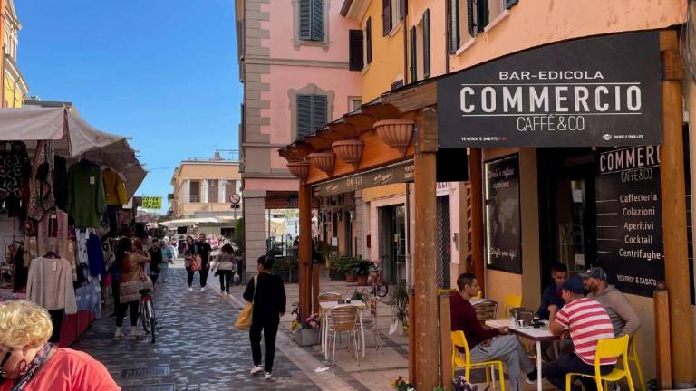 Savignano, spacca tutto in due bar e ferisce i gestori: arrestato