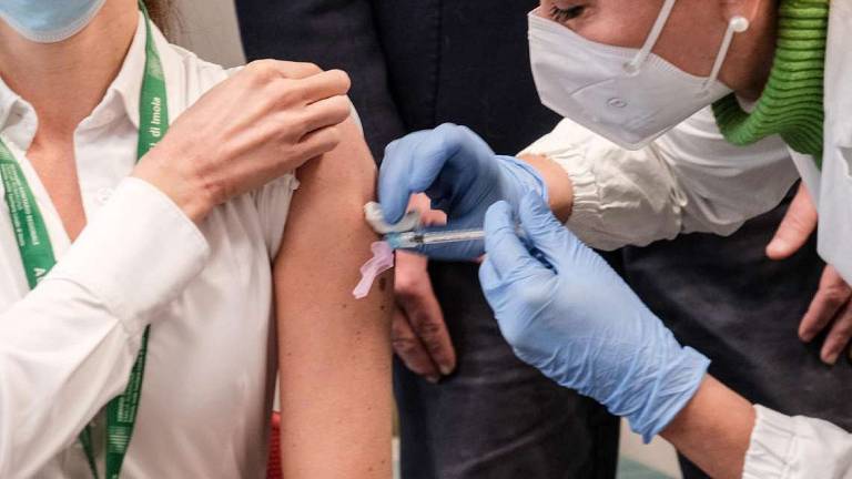 Imola, record di vaccini: oltre 1300 dosi in un giorno