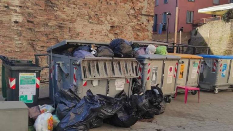 La protesta: Emergenza rifiuti nel centro di Savignano