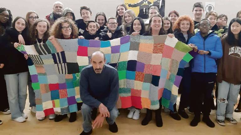 Cesena, alunni cuciono e donano una coperta ai senzatetto