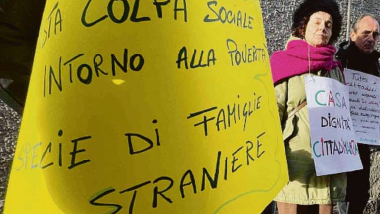 Sfrattata a Cesena famiglia con tre bambine, il vicinato reagisce: protesta e aiuti