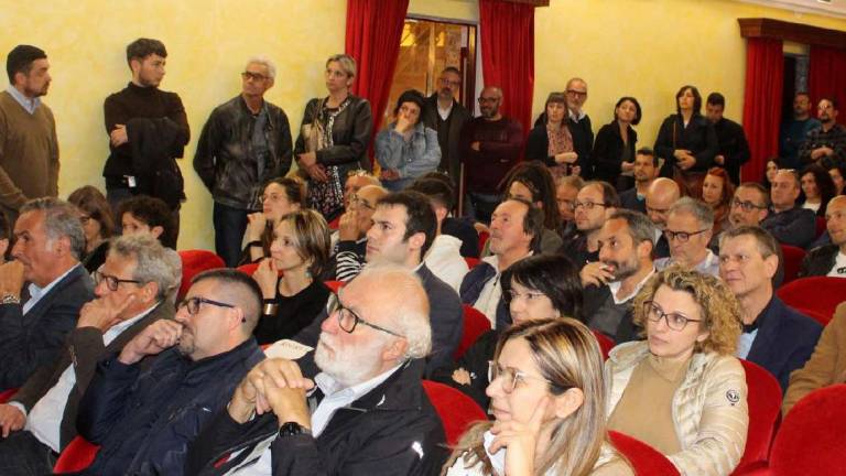 Sogliano, presentata la nuova discarica in teatro strapieno