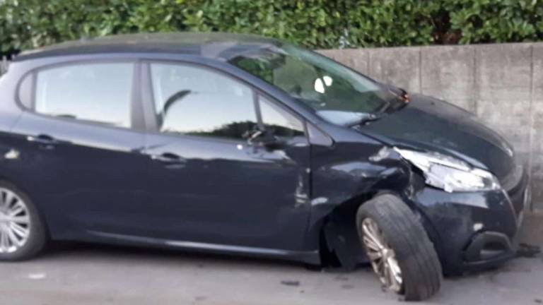 Cesena: auto rubata si schianta su tre veicoli, ladro in fuga