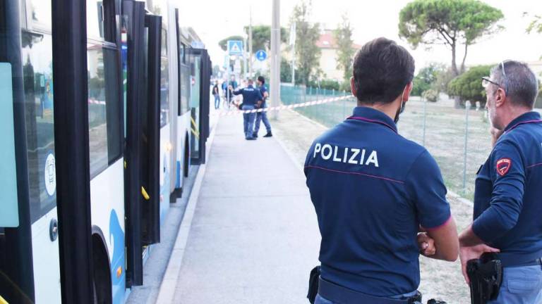 Rimini, strappa la borsa facendo cadere una donna a terra: due ragazzi bloccano il ladro