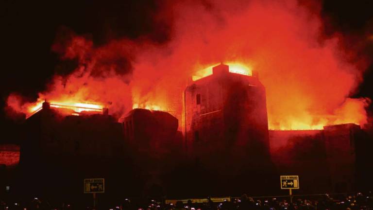 Capodanno 2023 a Rimini, il castello prende fuoco