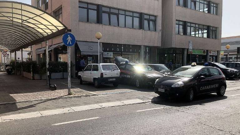 Cesena , aggredito dal cliente barista si difende col coltello