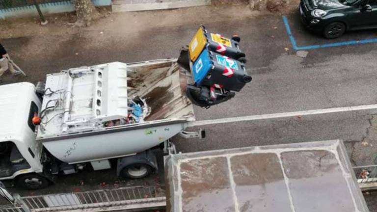 Cesenatico e il caso dei bidoni: C'era carta anche in quello giallo