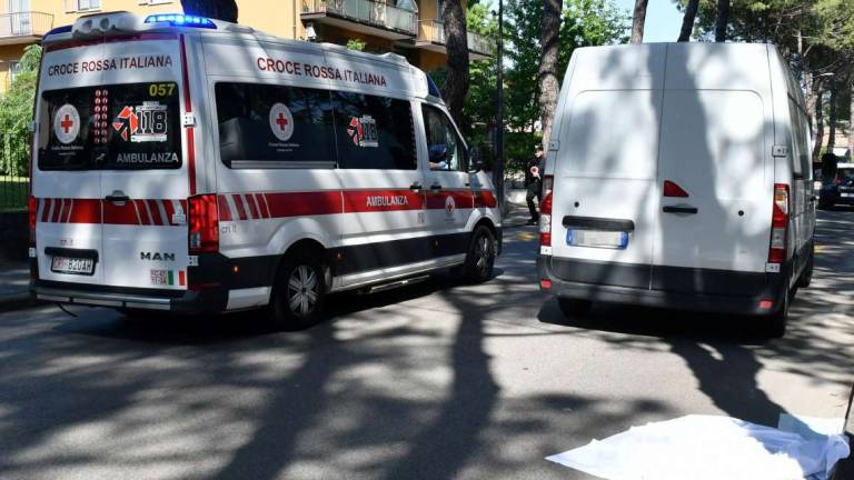 Forlì, è ancora grave il 26enne che si è gettato dal furgone