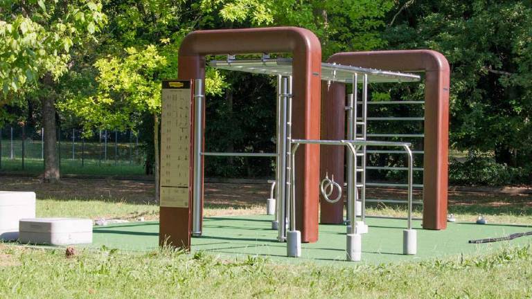 Riccione, quelle mamme fisse sul cellulare mentre i bambini rischiano di farsi male al parco