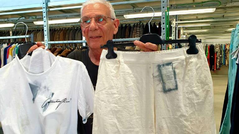 Massa Lombarda, i vestiti macchiati di acqua? Sono pezzi unici, vendiamoli per beneficenza