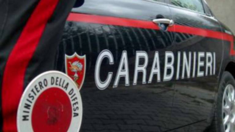 Fanno pipì sull'auto dei carabinieri: per il pm non è reato