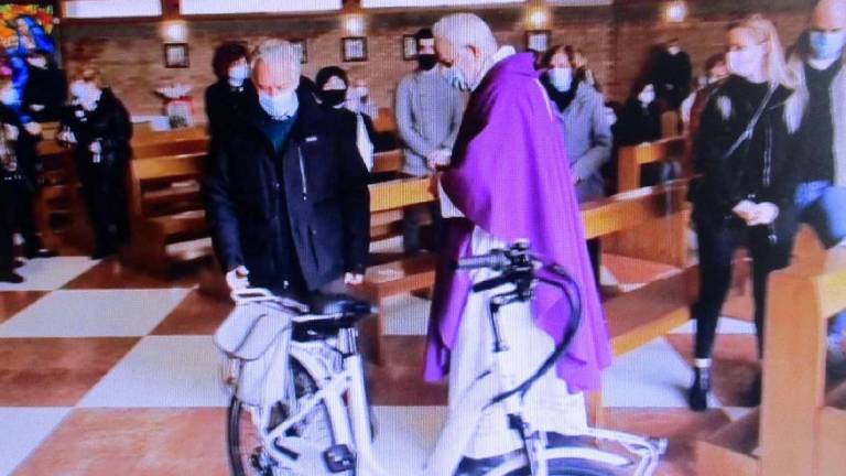 Savignano, bici elettrica donata al parroco per gli 80 anni