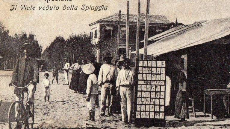 Sono militari prigionieri di guerra o spensierati villeggianti in spiaggia?