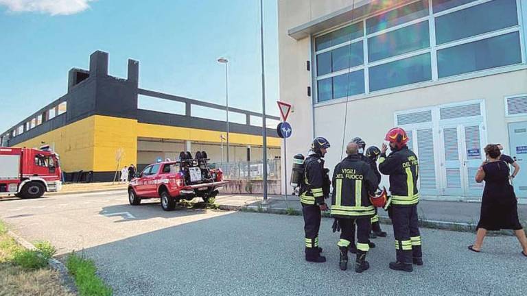 Cesena, incendio al magazzino farmaceutico dell'Ausl a Pievesestina