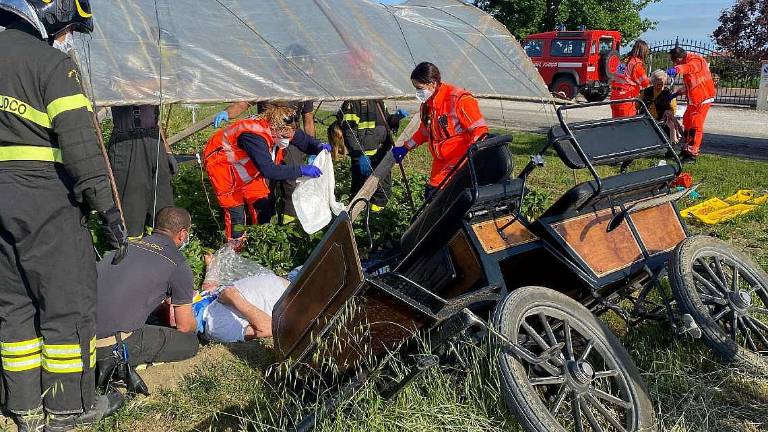 Cesena, albergatore si ribalta col calesse e resta incastrato