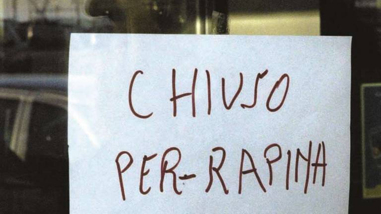 Ravenna, dipendenti legati nell'ufficio postale da rapinatori vestiti da imbianchini