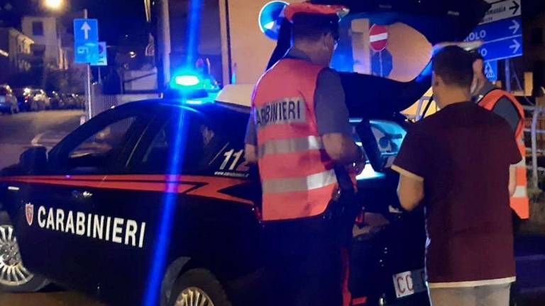 Misano, al volante a 17 anni, mostra una patente falsa ai Carabinieri e prova a scappare