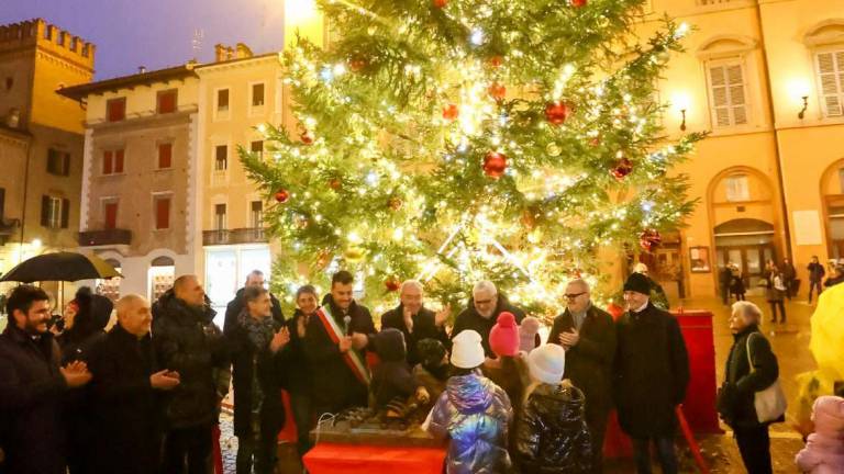 Imola si accende per il Natale. Panieri: Messaggio di speranza