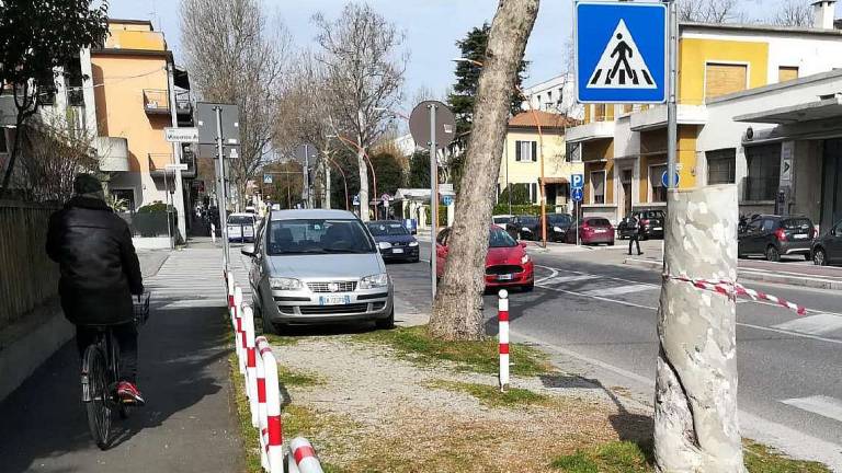 Viale Oberdan a Cesena: il pericolo corre sul marciapiede
