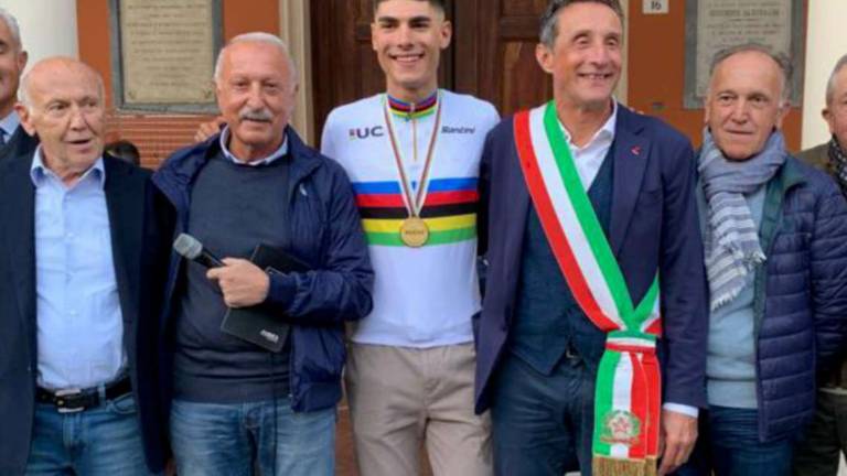 Massa Lombarda, grande festa per l'iridato Baroncini