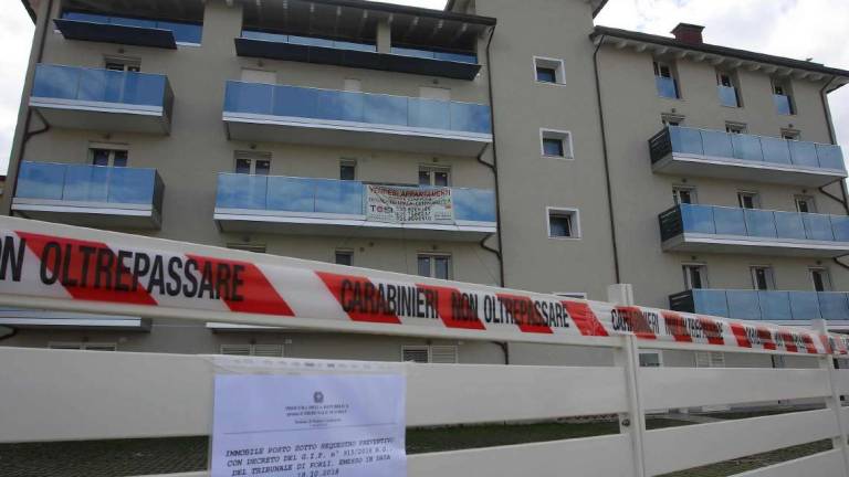 Cesenatico, case abusive nell'ex hotel: scambio di accuse