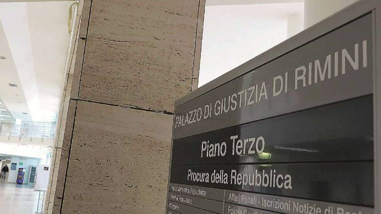 Rimini, ristoratore ricattato: dipendente denunciato per estorsione
