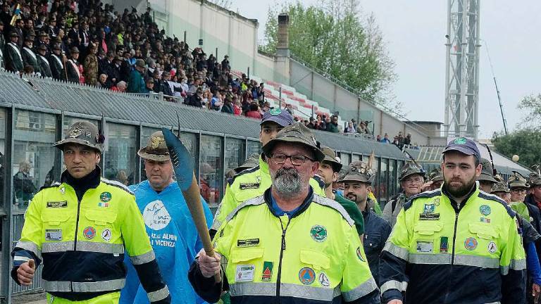 Rimini città degli alpini, la pioggia non ferma le penne nere