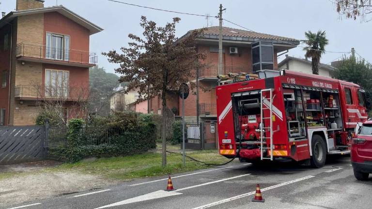Cesena: sotto tetto di una casa a fuoco in via Farini