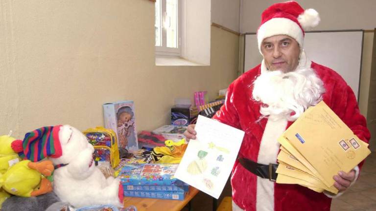 Forlì, l'idraulico Marchetti si rimette moto da Babbo Natale: regali ai bambini ricoverati in tutta Italia