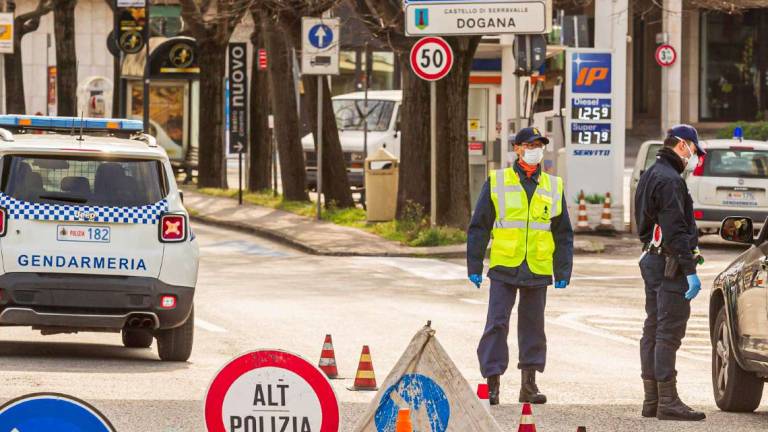 Zona arancione ma più restrizioni per le visite ai parenti