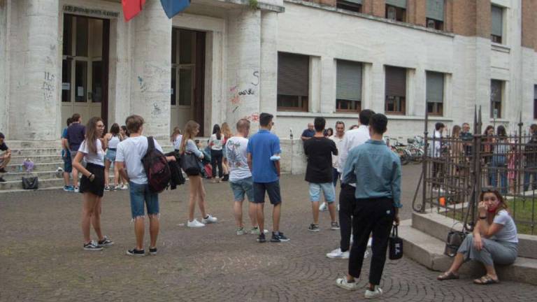 Ravenna, un 3 sul registro, poi urla e insulti a studentessa in classe: prof condannata