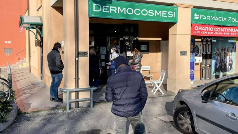 Imola, corsa al tampone: farmacie sature e attimi di tensione