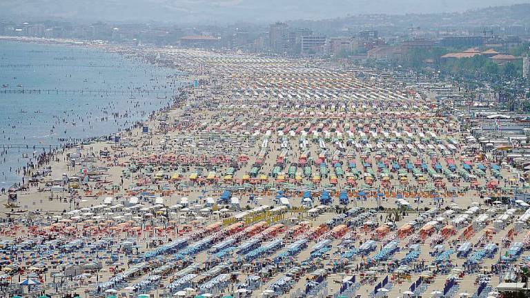 Rimini. Chiringuito, esposto a Procura e Ausl dall'ex assessore Biagini