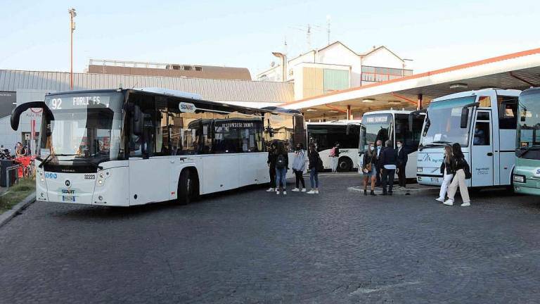 Autobus scolastici sovraccarichi sotto osservazione a Cesena