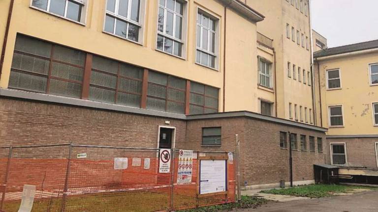 Cesena, due lavori a scuola per scongiurare pericoli dai piani alti