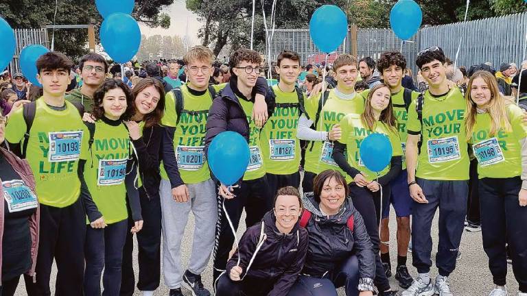 Rimini, a 17 anni batte il tumore e partecipa con i compagni di scuola alla maratona di Ravenna