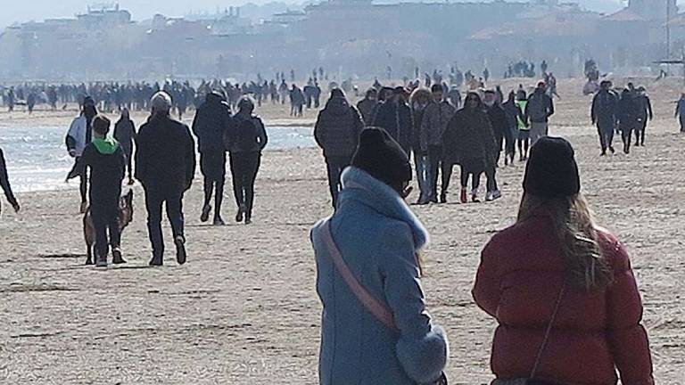 Rimini. Un anno dopo, stessa scena al mare ma contagi raddoppiati