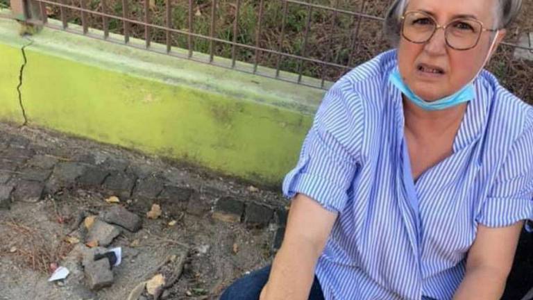 Riccione. Donna cade in una buca sul marciapiede