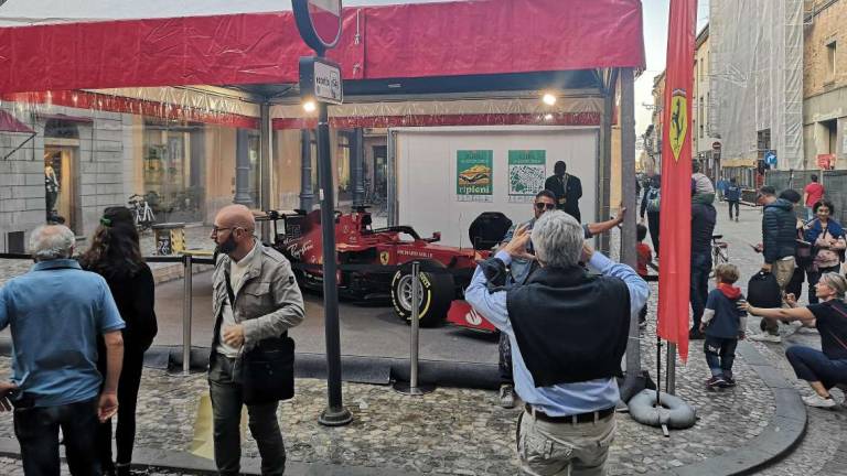 Imola, c'è la Ferrari di Sainz: tutti in fila per un selfie