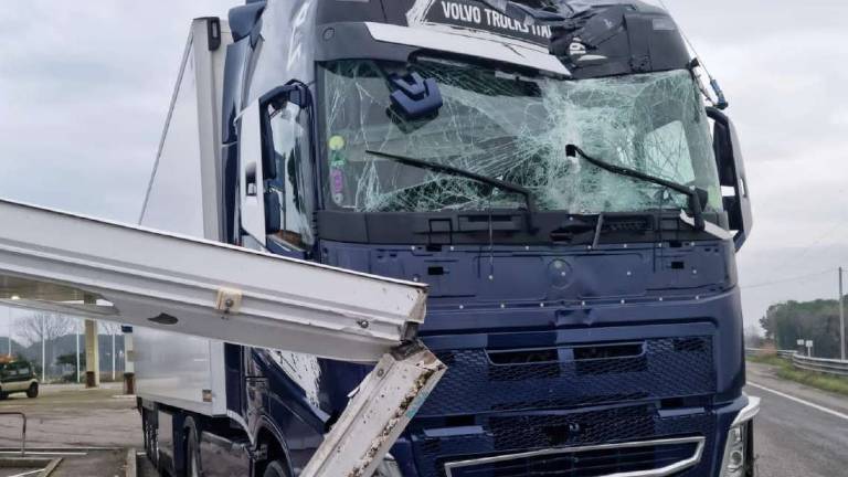 Incidente Cervia. auto sbanda sull’Adriatica, tragedia sfiorata con un tir