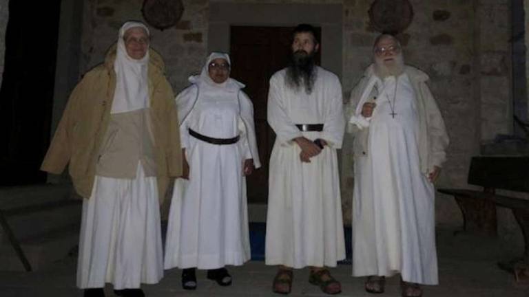 Monaci e sorelle: in 4 a Cesena in aula a difendere Padre Orfeo
