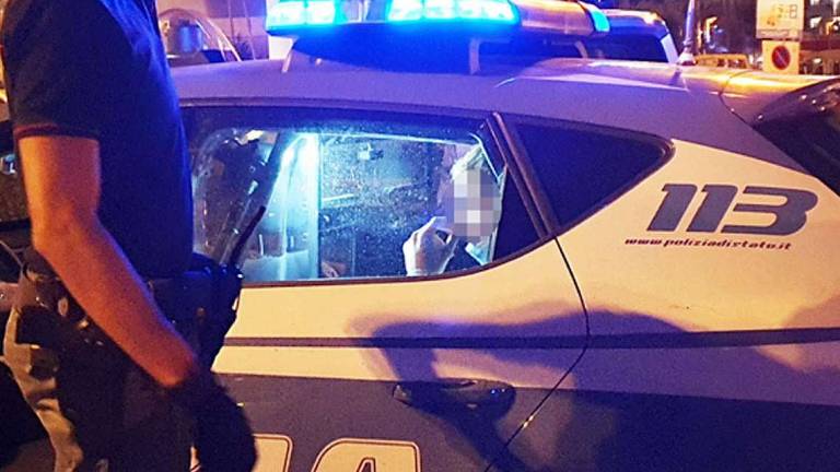 Rimini, minaccia e rapina un portafogli usando un grosso coltello, ma la Polizia lo cattura