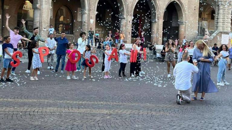 Rimini. Flash mob in piazza per chiederle a sorpresa di sposarlo