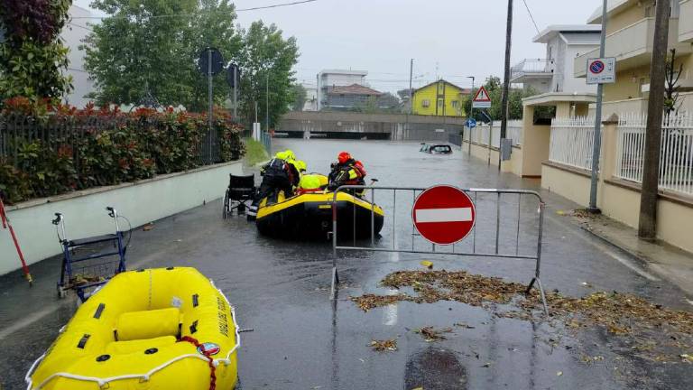 Riccione, coppia in sedia a rotelle bloccata in casa: salvata dai vigili del fuoco in canotto