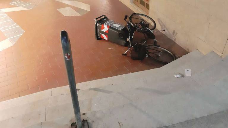 Cesena, stillicidio di vandalismi in centro: rovesciato di tutto