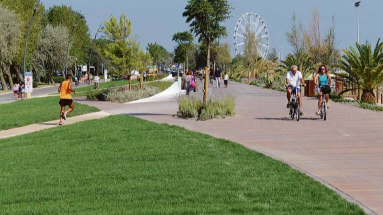Parco del mare a Rimini. «Bici e monopattini senza regole»
