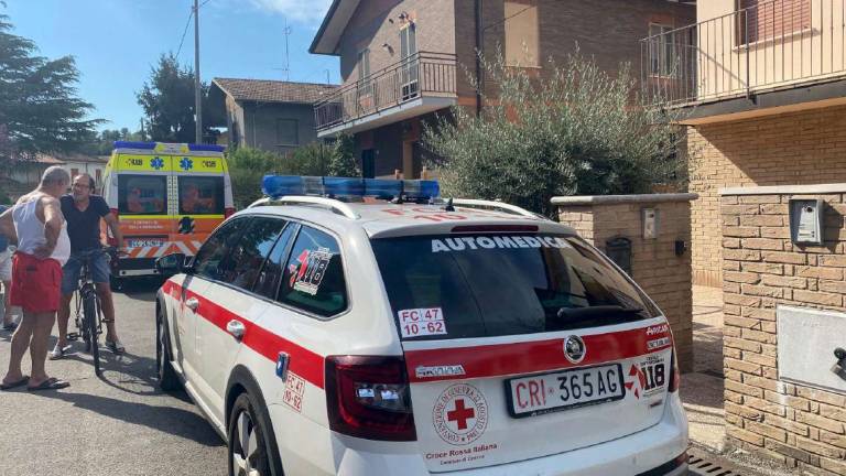 Cesena, grave in casa col volto tumefatto: mistero per donna 56enne